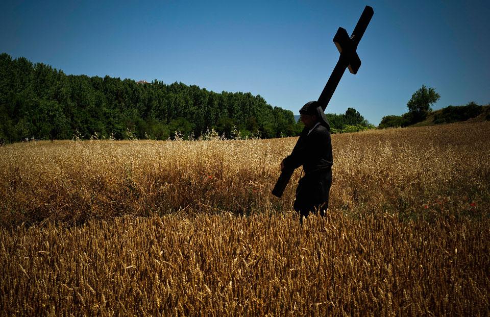 Глупому в поле. Крест в поле. Одинокий крест в поле. Крест странника. Кол в поле.